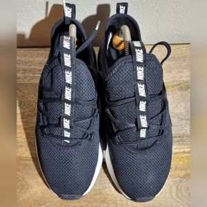 Nike Black And White Athletic Trainer Shoes Womens Size 8 Left foot & 7.5 Right